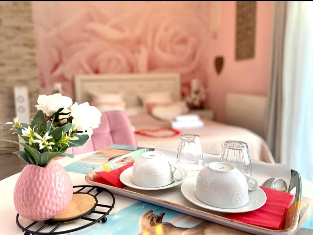 Les Nids De La Baie Acomodação com café da manhã Favières Exterior foto